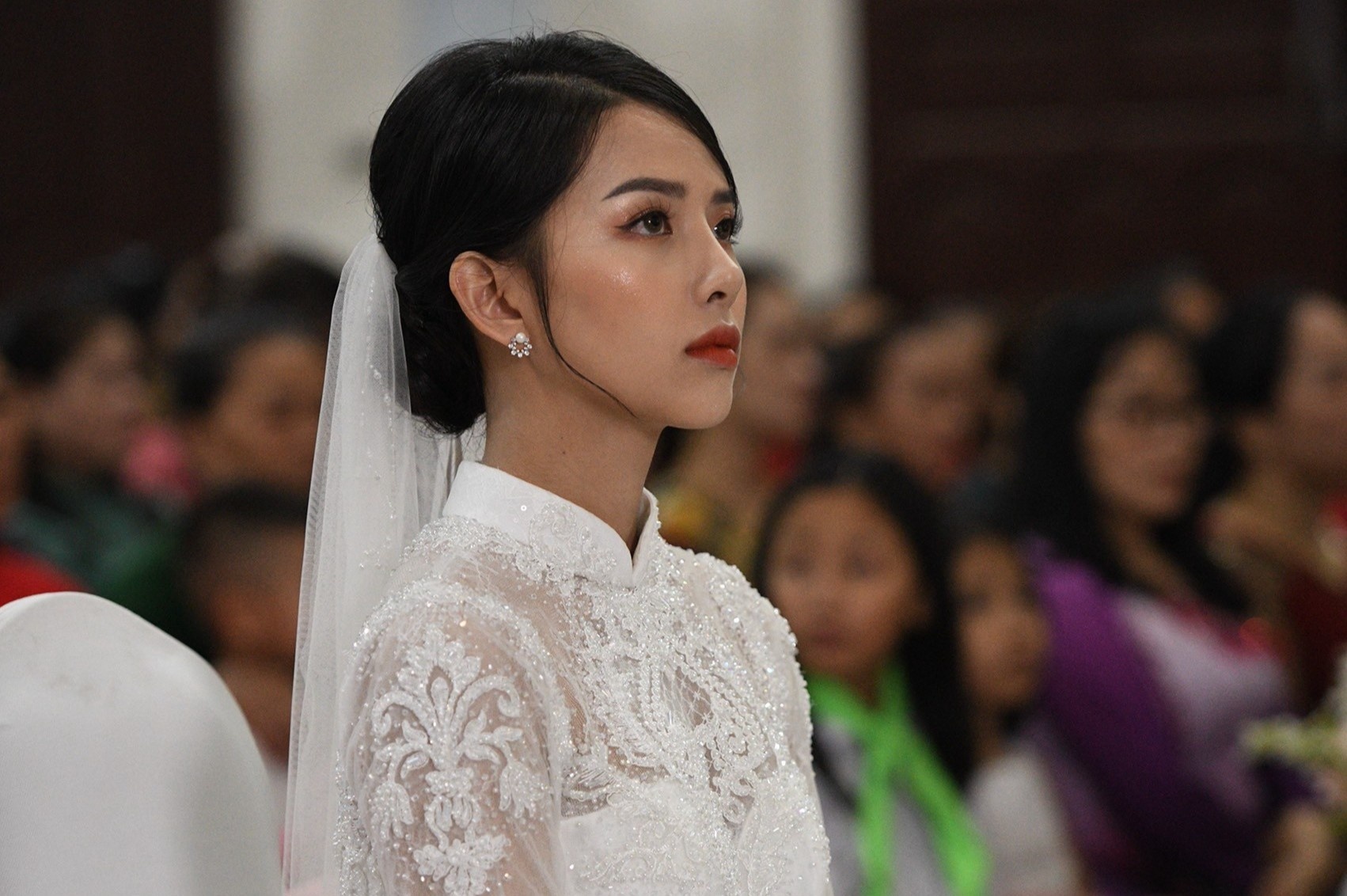 Ao dai ton vong eo 58 cm cua vo Phan Manh Quynh hinh anh