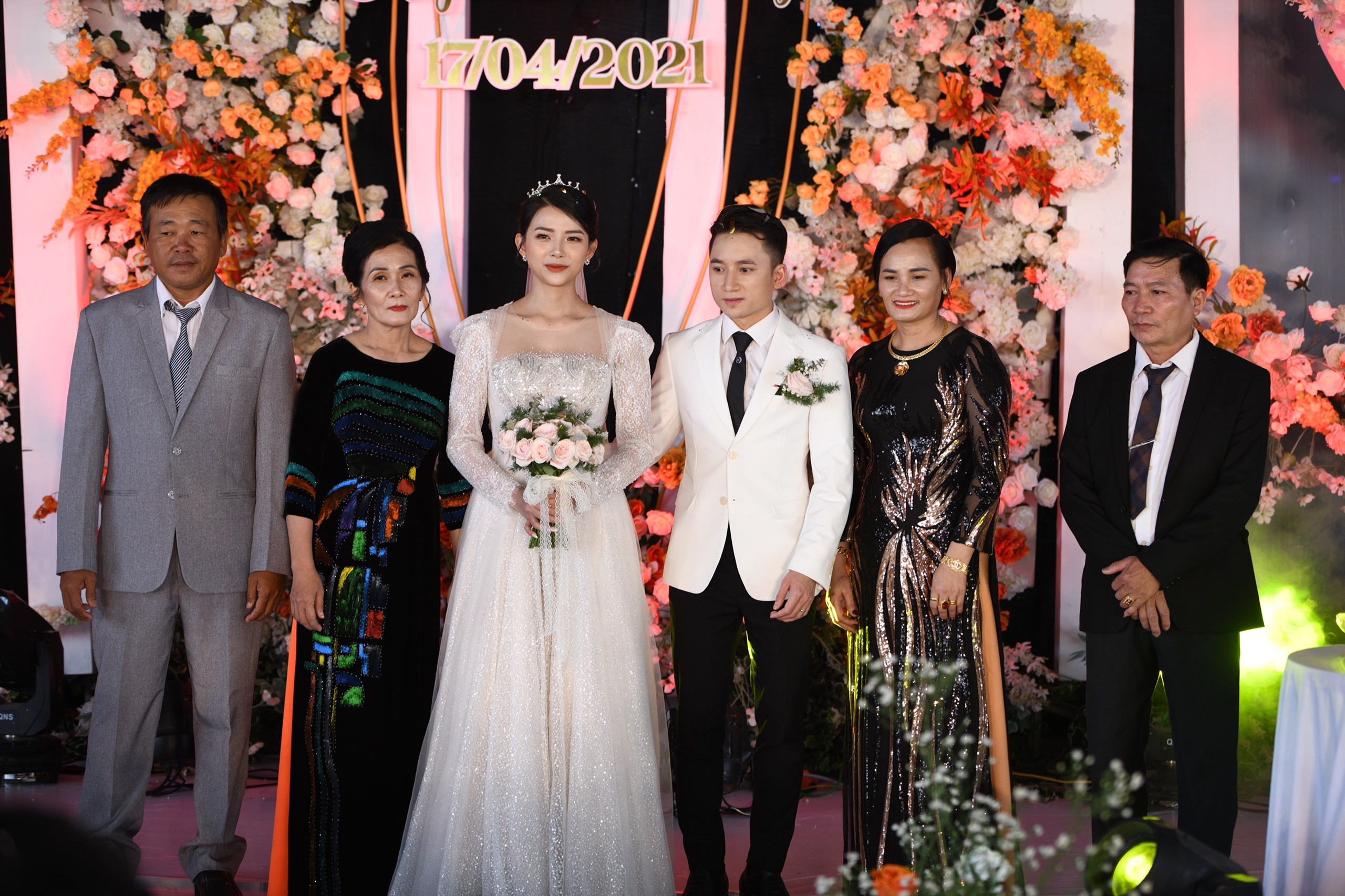 Phan Manh Quynh cuoi anh 1