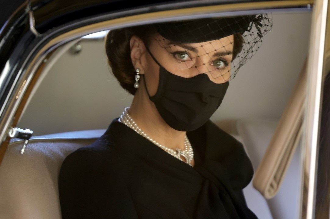 Quy tac trang phuc trong dam tang cua hoang gia Anh hinh anh