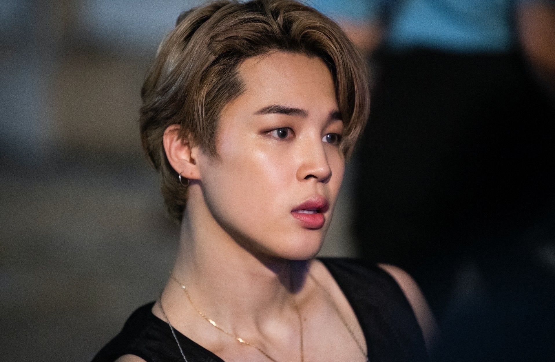 Ao con mo hoi cua Jimin (BTS) duoc ban dau gia hinh anh