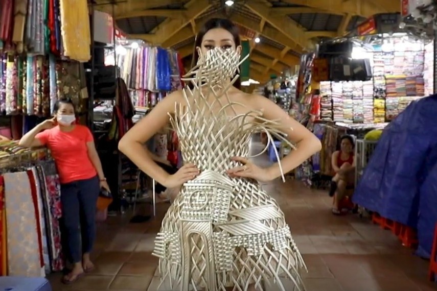 Hoa hau Khanh Van catwalk giua cho Ben Thanh hinh anh