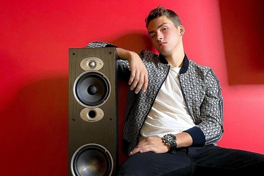 Cau thu sinh nam 2000 co gu thoi trang sanh dieu hinh anh