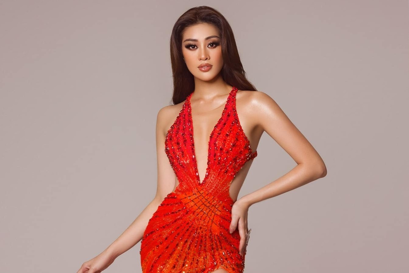 Vi sao dam da hoi cua Khanh Van co mau do cam? hinh anh