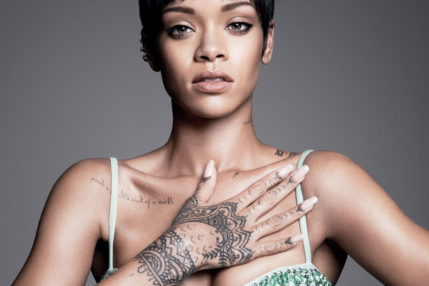 Vi sao Rihanna xam hinh sung, nu phàn nàn Ai Cap tren teo the? hinh anh