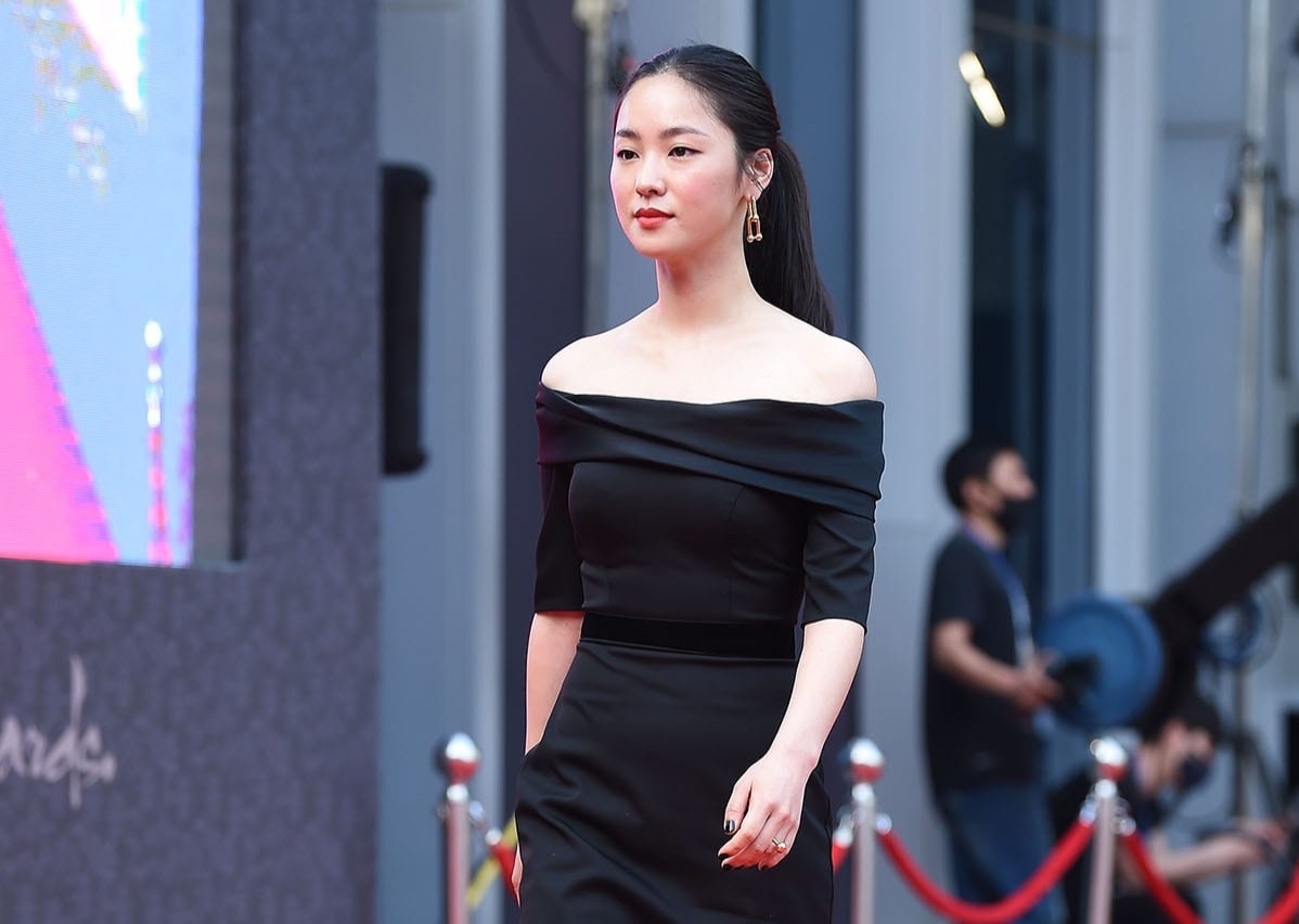 Gu thoi trang gian di cua nu chinh phim 'Vincenzo' hinh anh