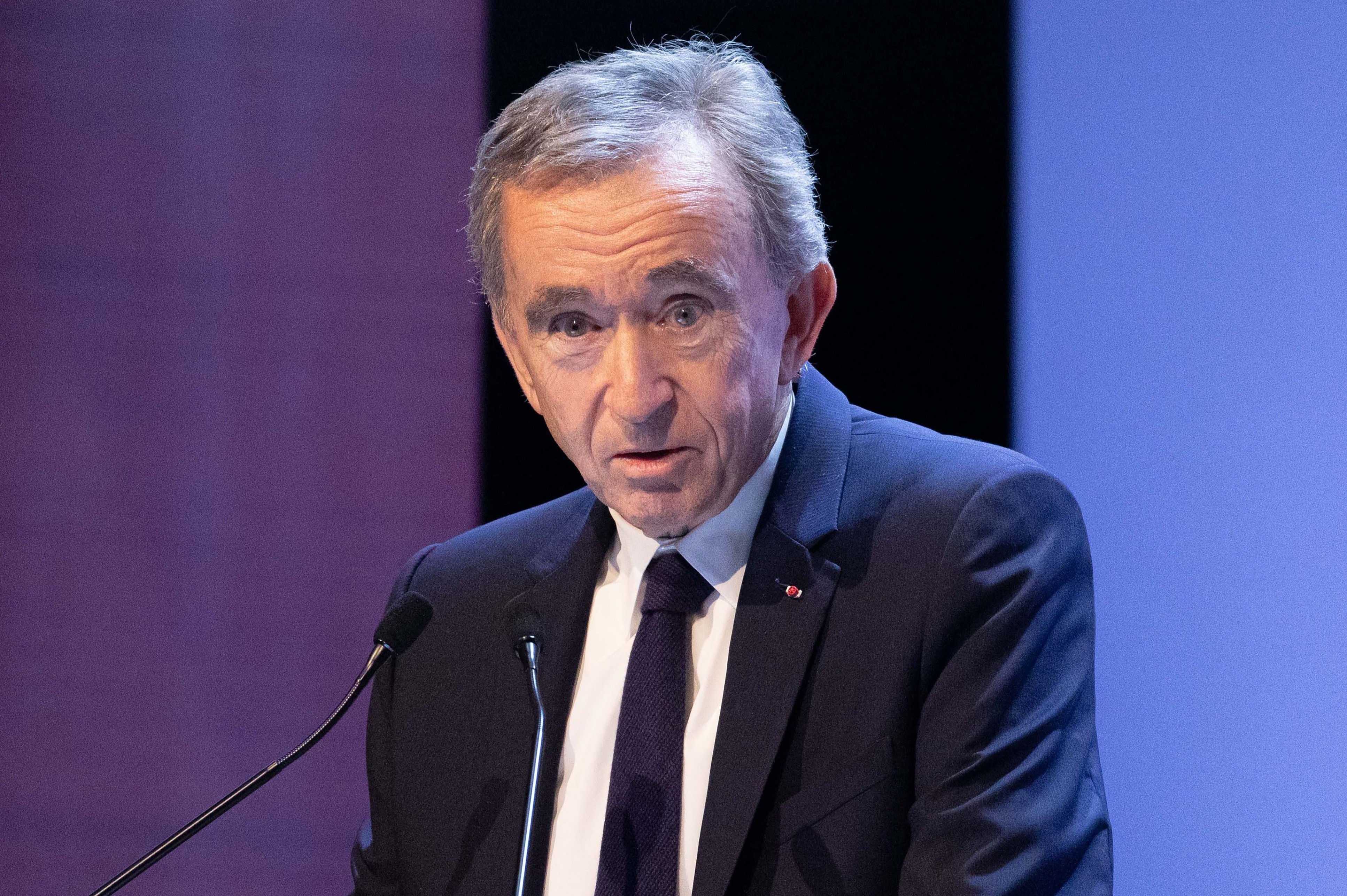 Bernard Arnault giau nhat the gioi nho khach hang Trung Quoc? hinh anh