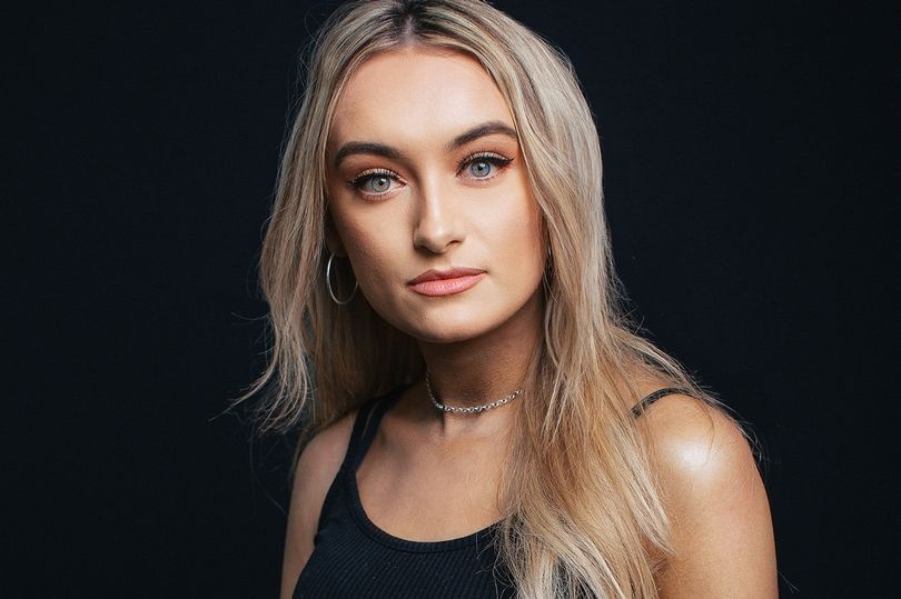 nguoi mau cut chan anh 4