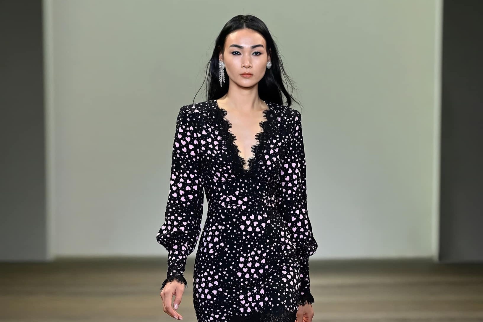 Nguoi mau Thuy Trang catwalk tai Tuan le thoi trang Australia hinh anh