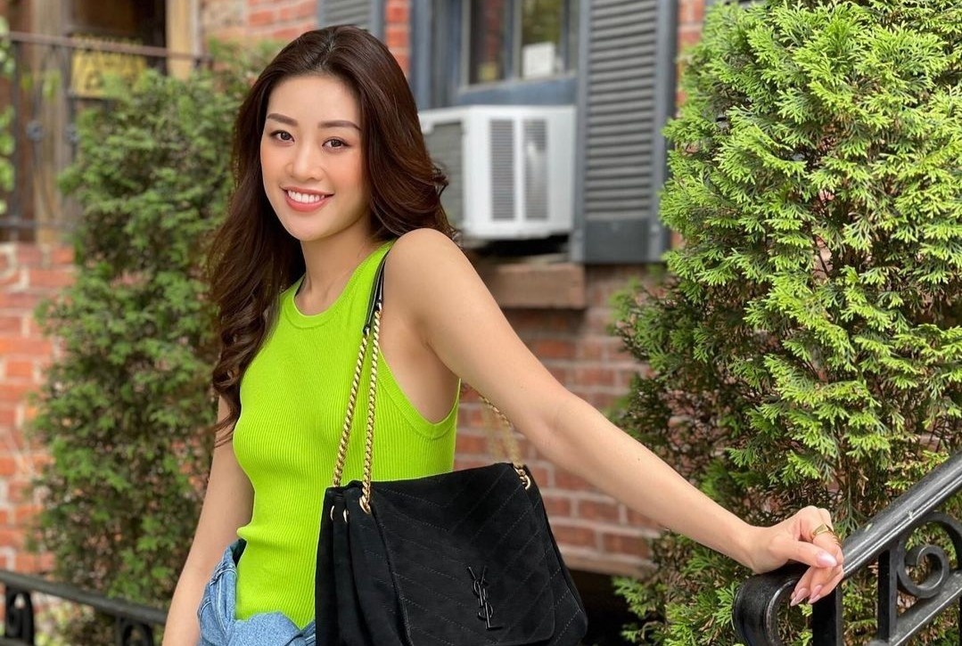 Vi sao Khanh Van hay mac do xanh la sau Miss Universe? hinh anh