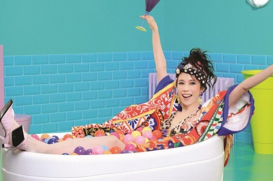 Dan mang Trung Quoc chi trich Mac Van Uy vi mot chiec vay hinh anh