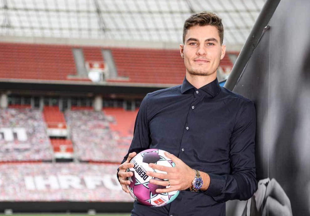 Phong cach ngoai doi cua cau thu da vao tu giua san hinh anh