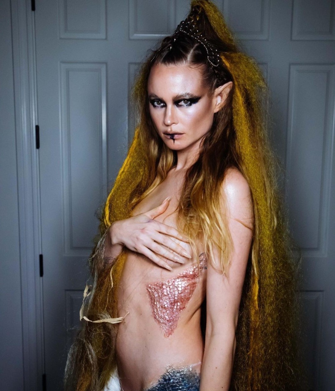 nguoi mau giu dang anh 1