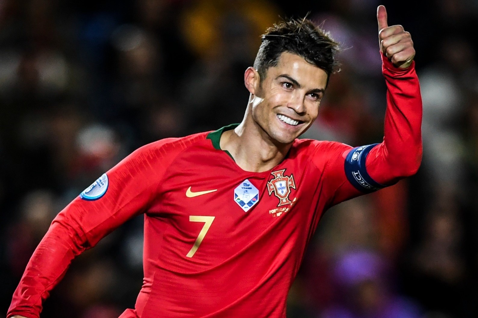 Vi sao Ronaldo, Beckham mac ao dau dai tay? hinh anh