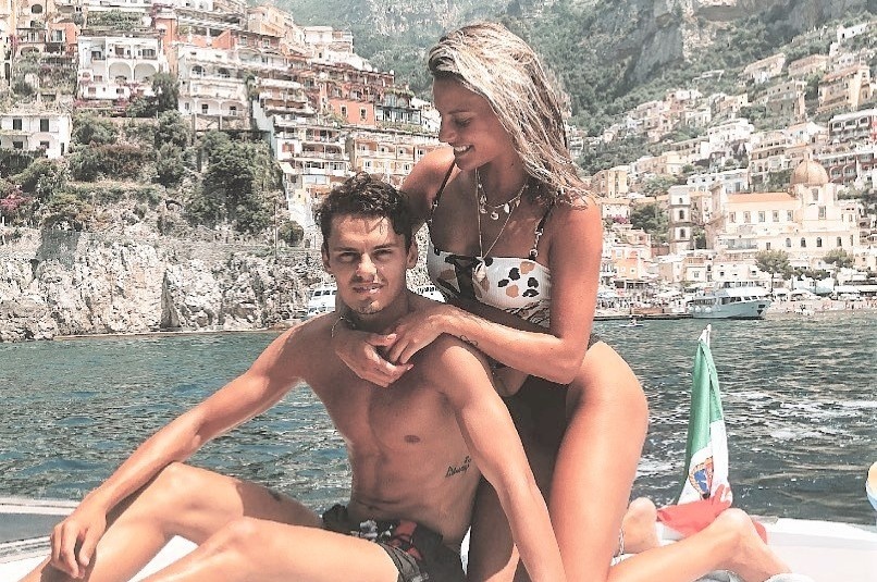 Dan WAGs tuyen Tho Nhi Ky an mac dong dieu voi chong con hinh anh