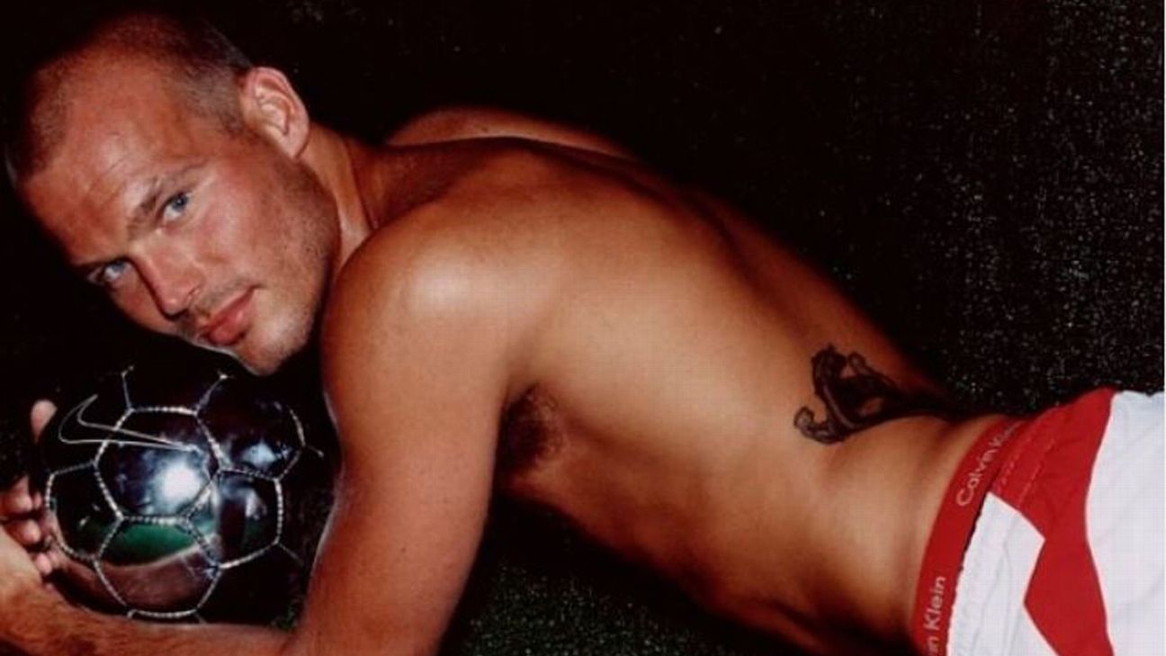 cau thu lam nguoi mau anh 10