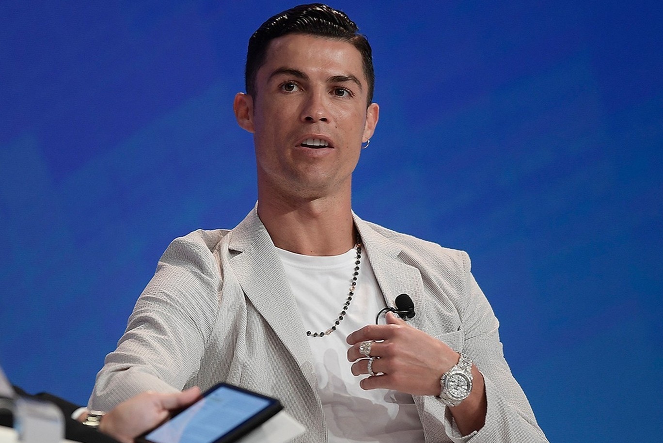 Ronaldo co bo suu tap dong ho kim cuong dat gia hinh anh