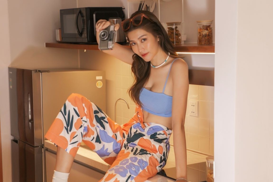 Dien vien 'Bo gia' chup anh thoi trang khi o nha mua dich hinh anh