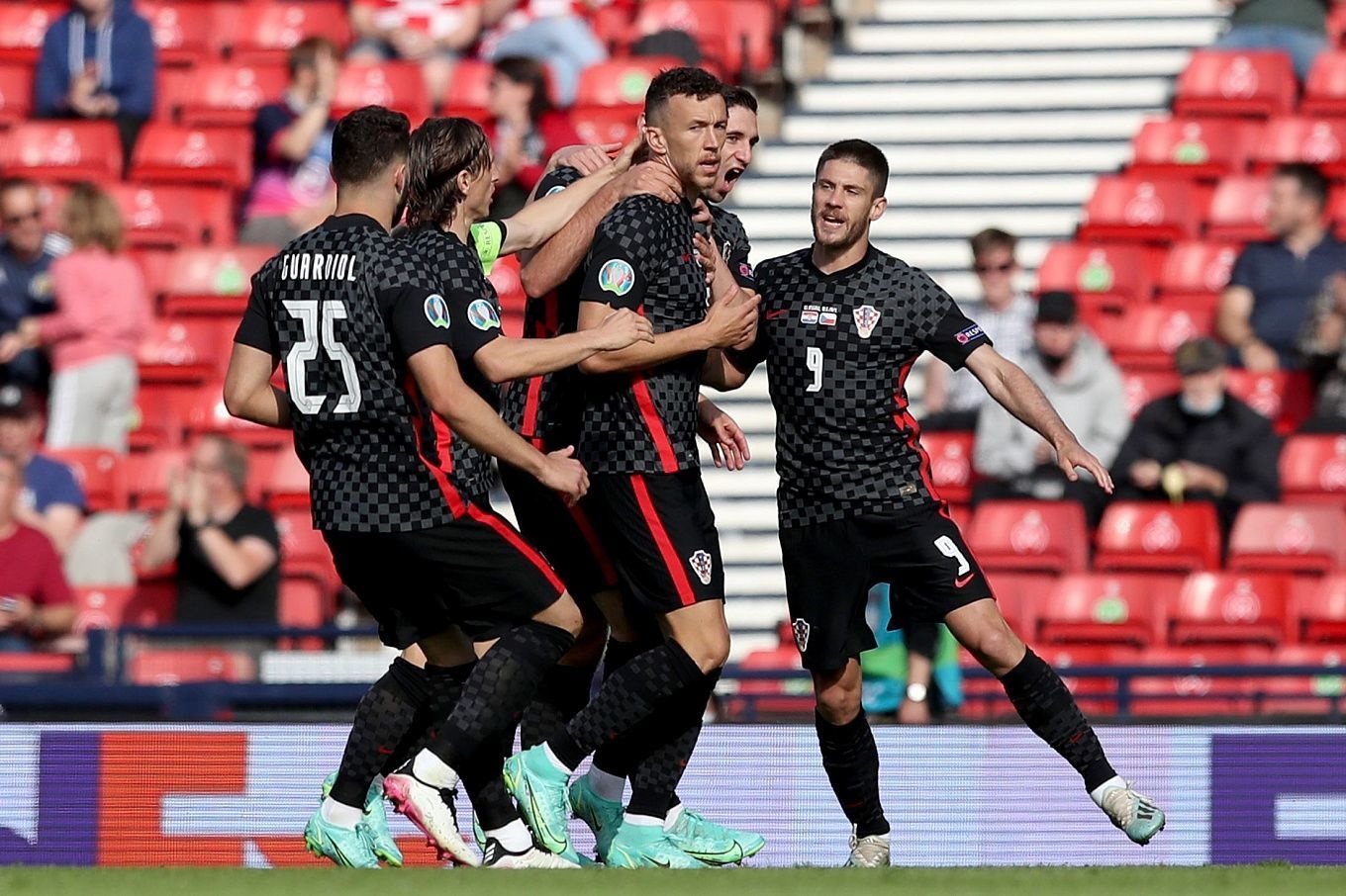 ao dau euro 2020 anh 5