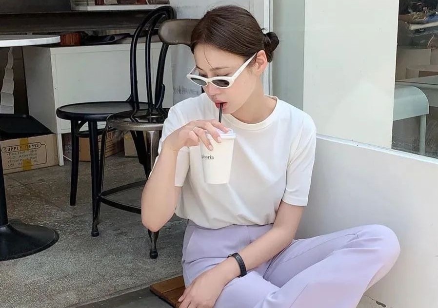 Phoi quan ao sanh dieu mua he chi voi 2 mon do hinh anh