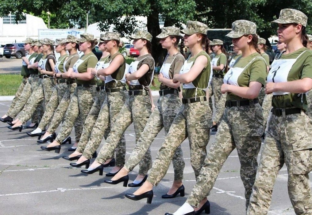 Vi sao nu binh si Ukraine di giay cao got khi tap luyen? hinh anh