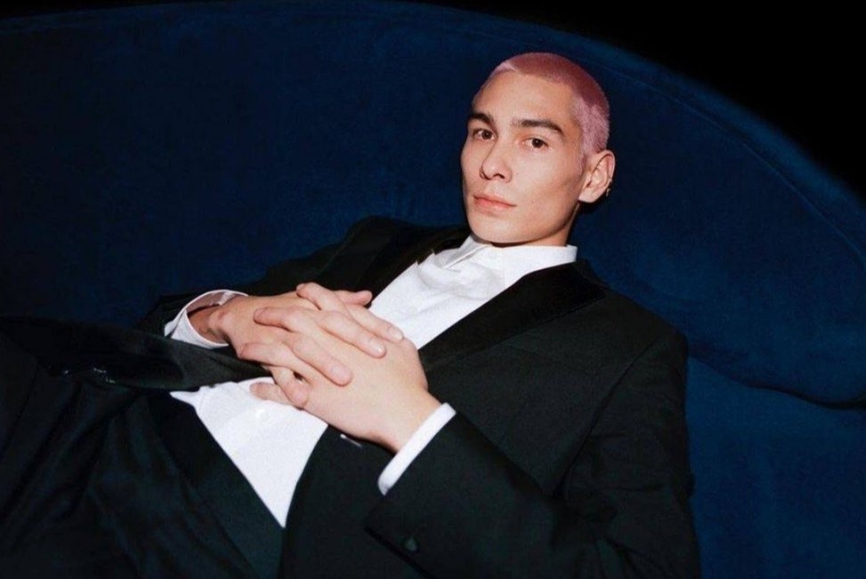 Nam nguoi mau noi tieng sau mot dem gio ra sao? hinh anh