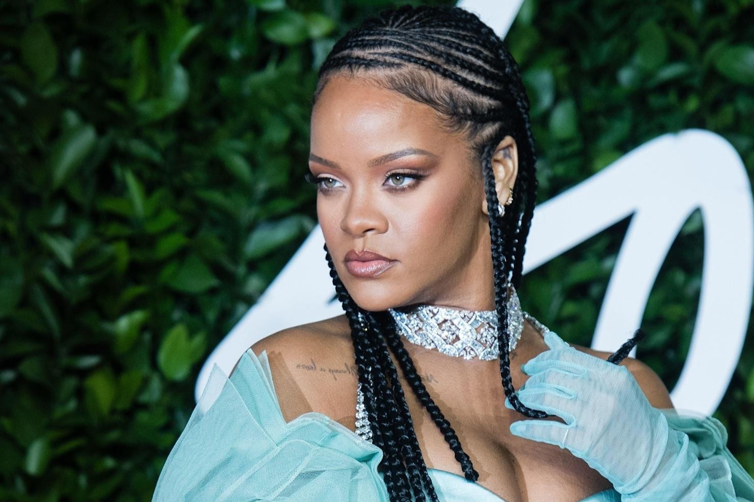 Mot tet toc sat da dau giong Rihanna hinh anh