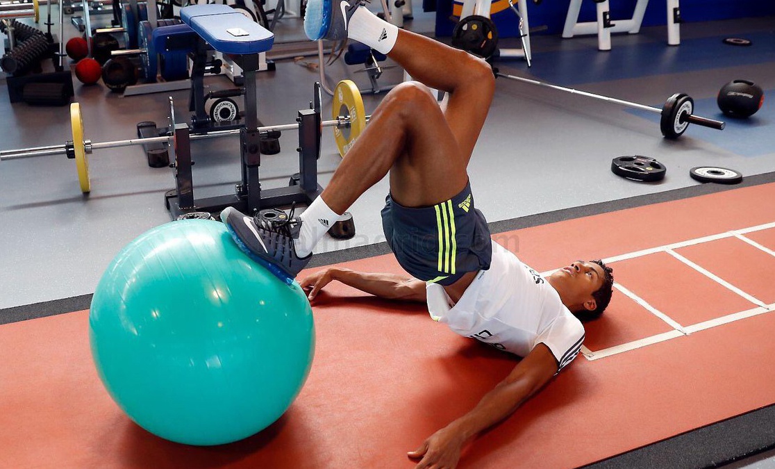 Che do an, tap luyen giup nam gioi co hinh the nhu Raphael Varane hinh anh