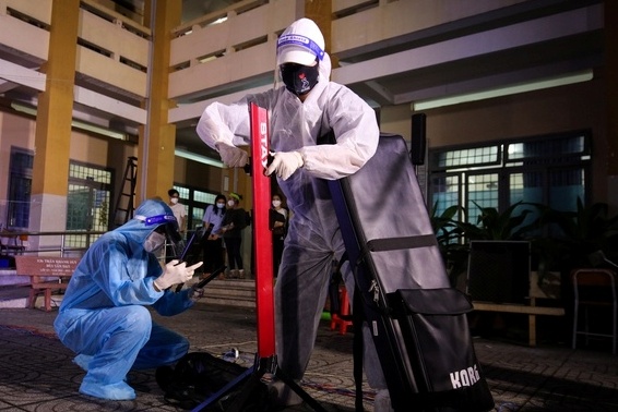 K-ICM mac do bao ho, danh dan o khu cach ly hinh anh