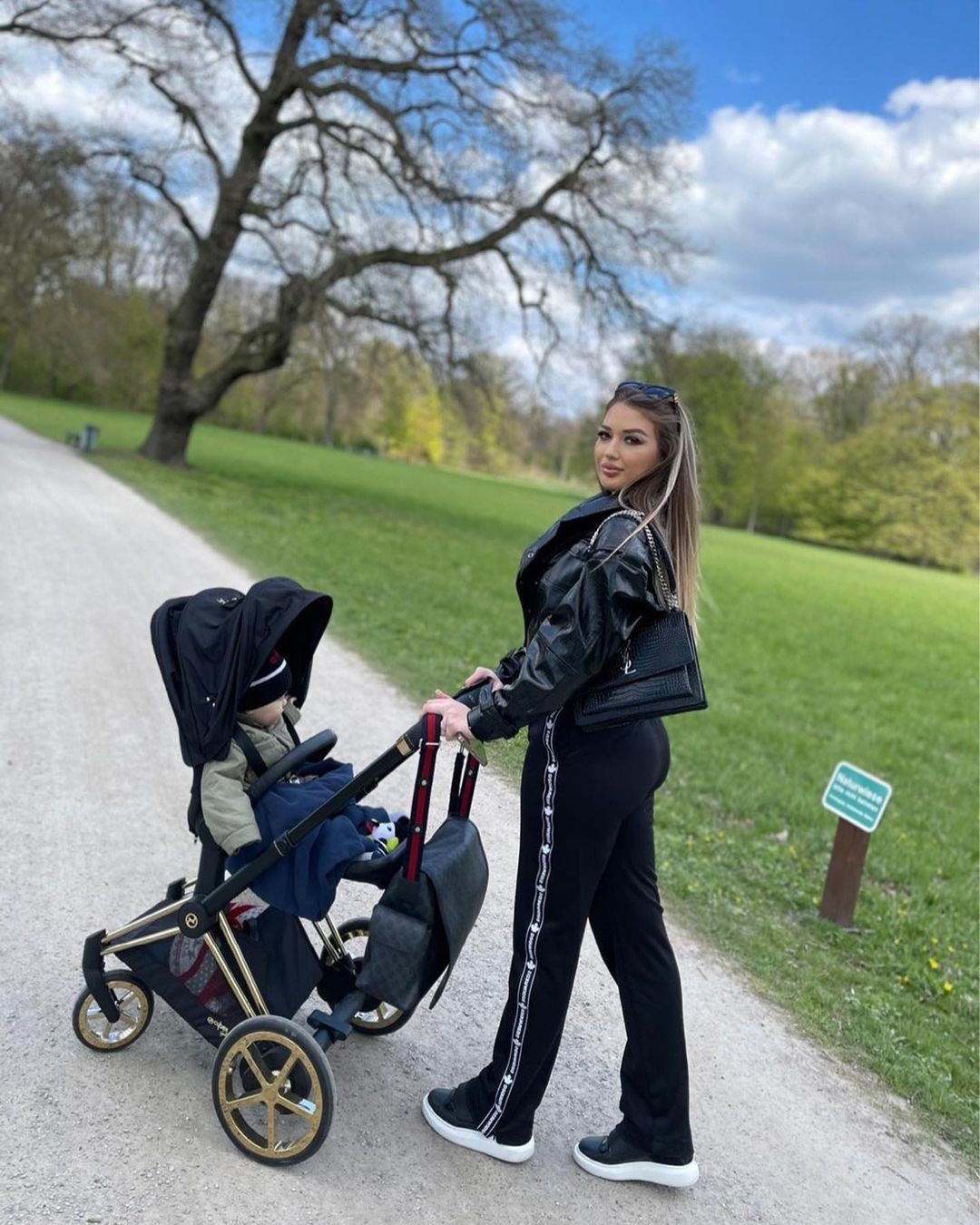 ban gai cau thu anh 12