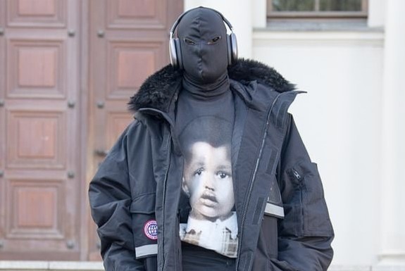 Kanye West trum kin mat tren duong pho hinh anh