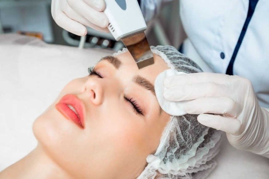 Cam tiem mat voi nguoi duoi 18 tuoi o Anh hinh anh