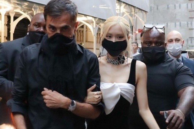 Canh tuong tren tham do Met Gala 2021 hinh anh