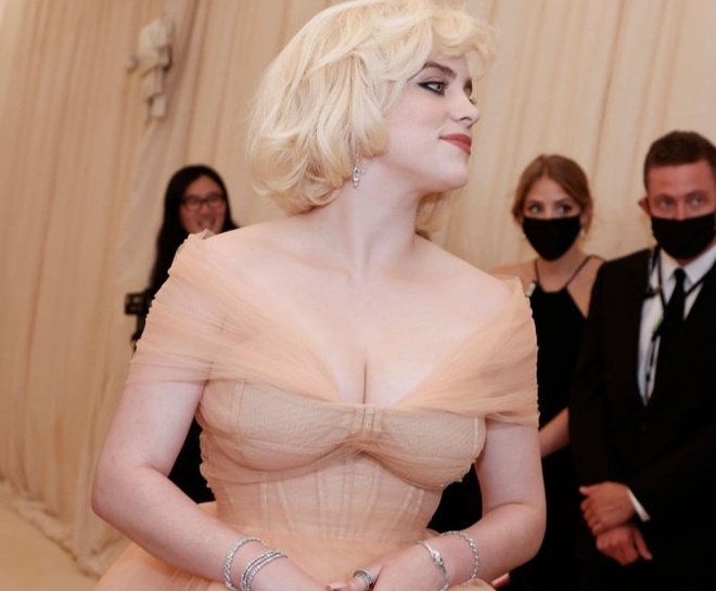 Billie Eilish khong con so bi miet thi ngoai hinh hinh anh