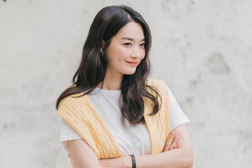 Thoi trang cua Shin Min Ah trong 'Hometown Cha-Cha-Cha' hinh anh