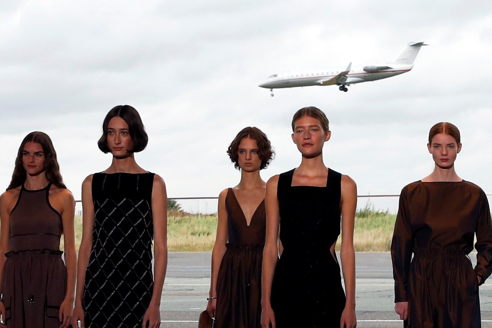 Show dien o nha ga san bay cua Hermes hinh anh