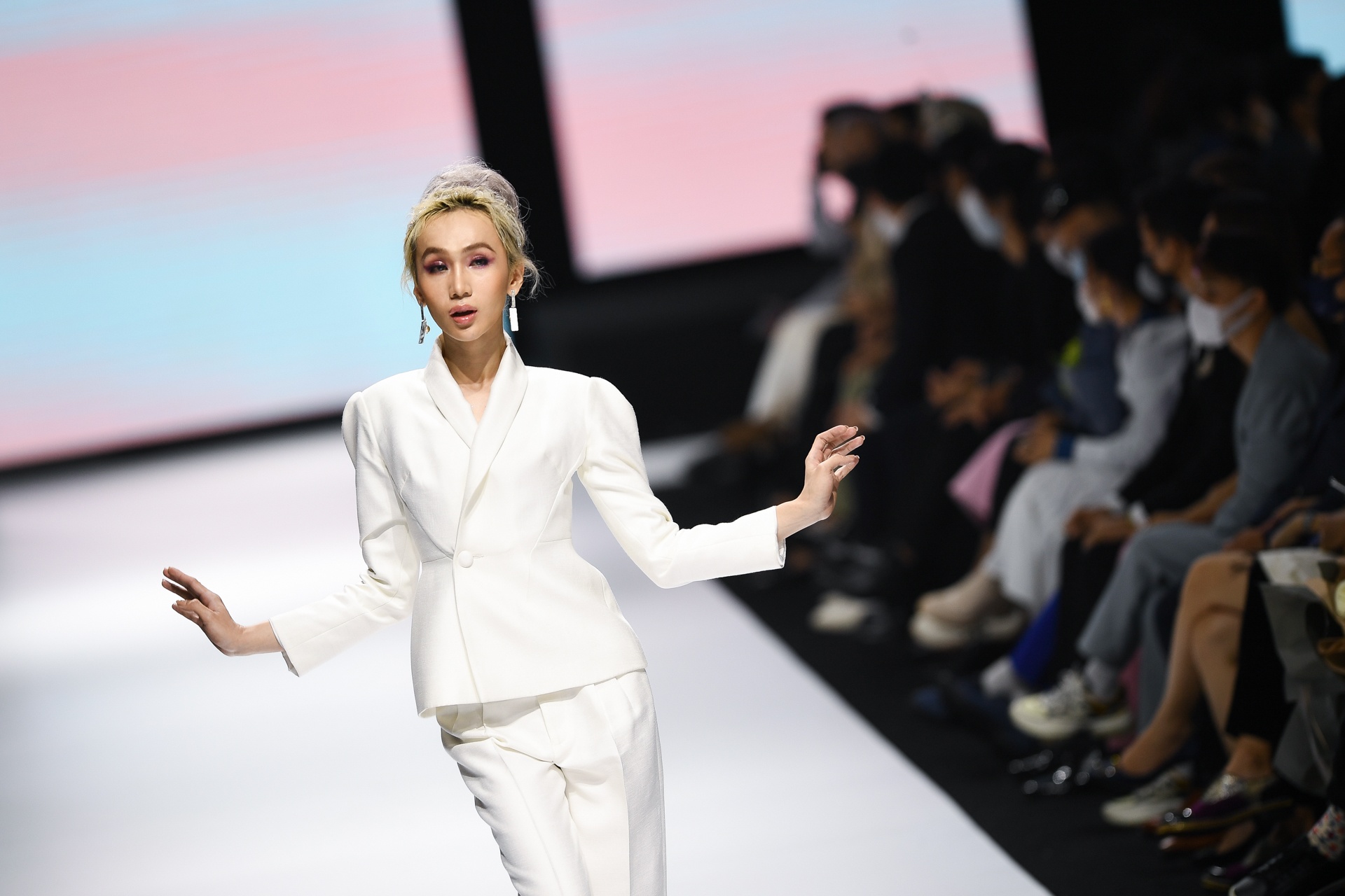 nguoi mau viet anh 1