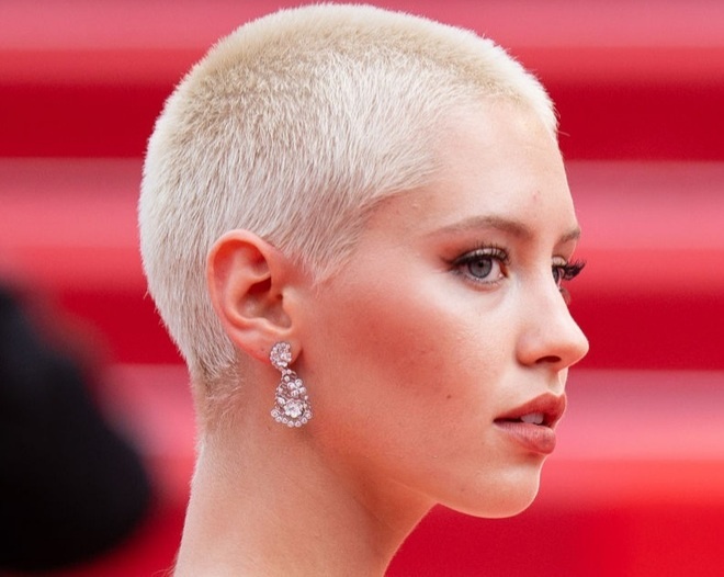 Dang sau ngoai hinh ca tinh cua Iris Law hinh anh