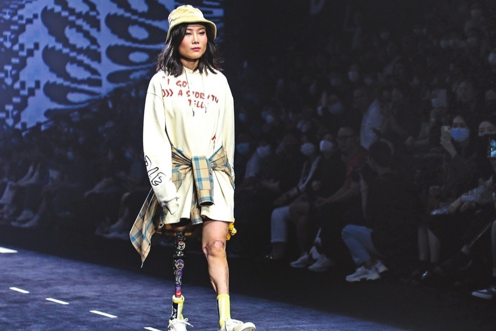 Co gai catwalk bang chan gia tai show thoi trang hinh anh