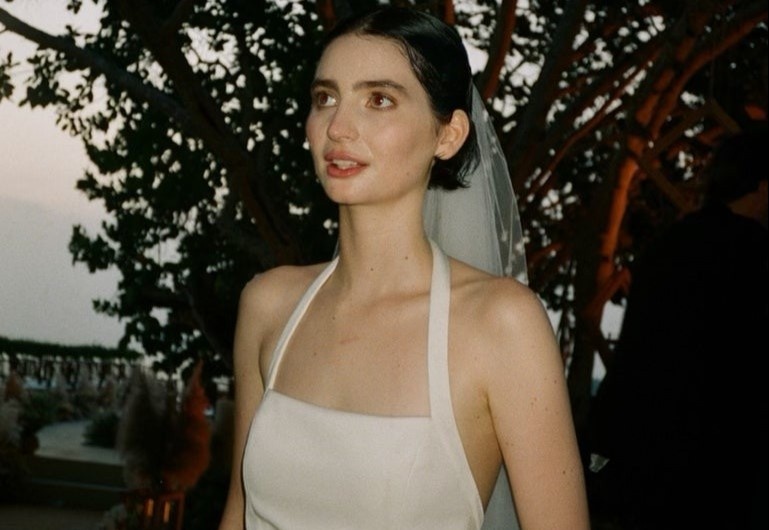 Dang sau chiec vay cuoi cua con gai Paul Walker hinh anh