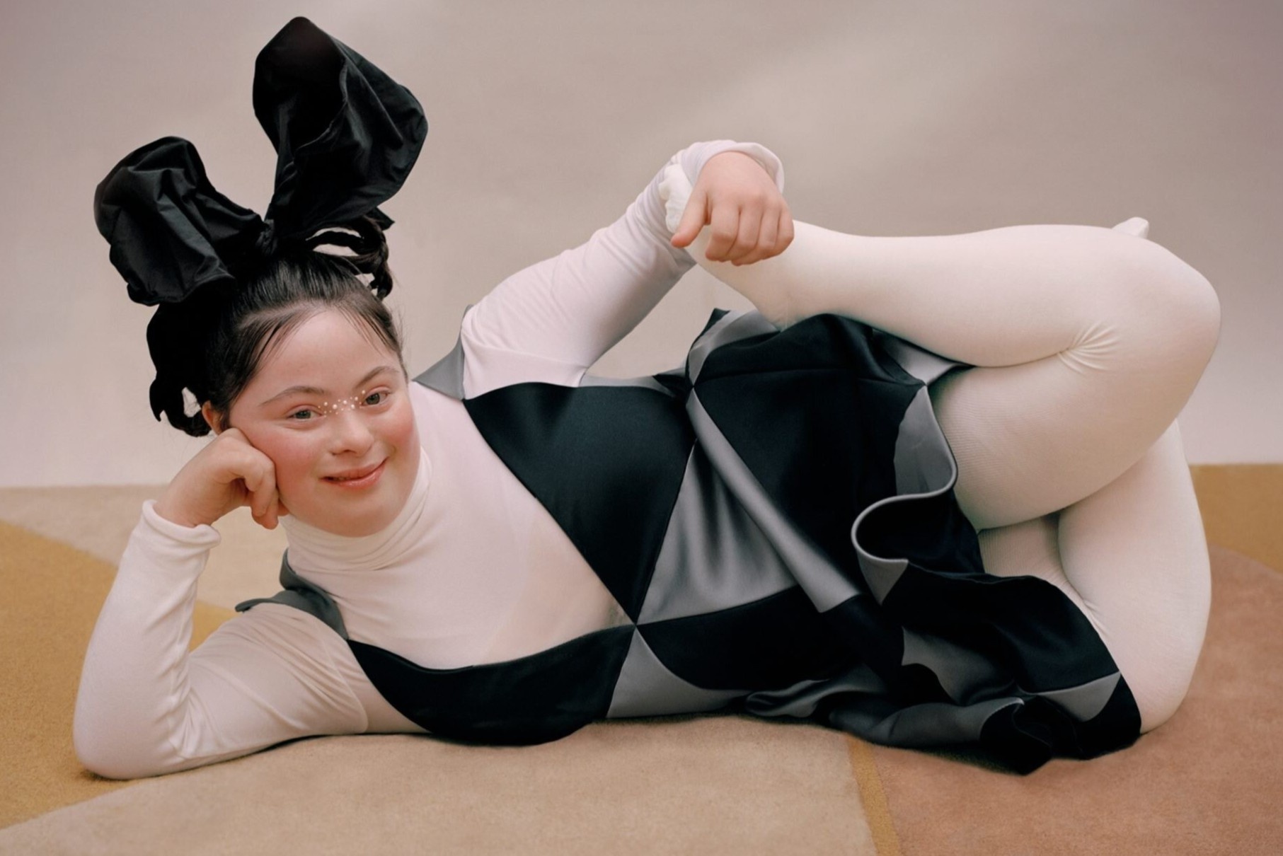 Sau mau ngoai co, nguoi khuyet tat do bo gioi thoi trang hinh anh