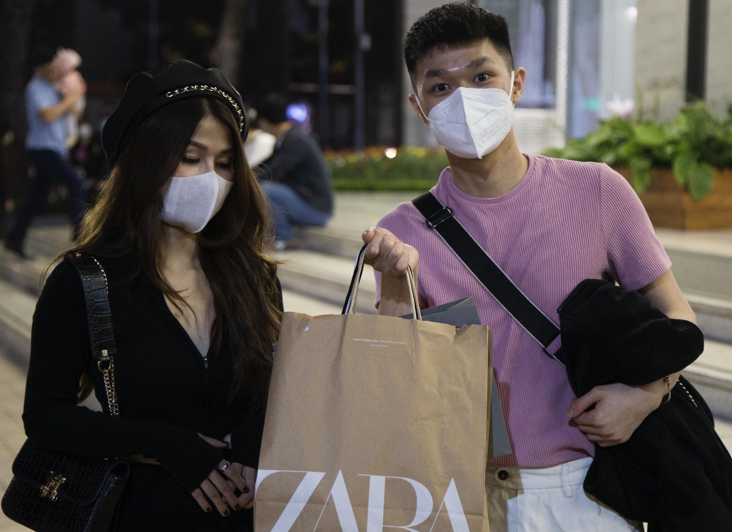 Gioi tre Ha Noi mua sam khong phai de tra thu dai dich hinh anh