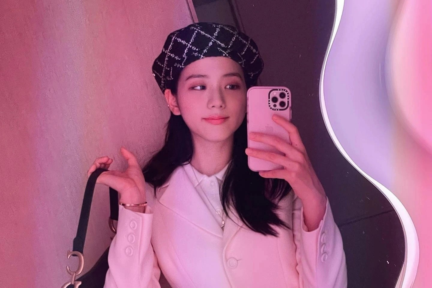 Vi sao nguoi noi tieng bi am anh boi chiec guong mau hong? hinh anh