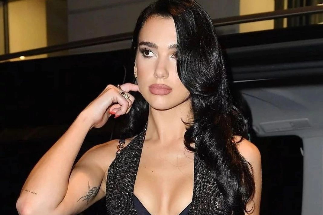 Dua Lipa dung ban chai danh rang de lam dep hinh anh