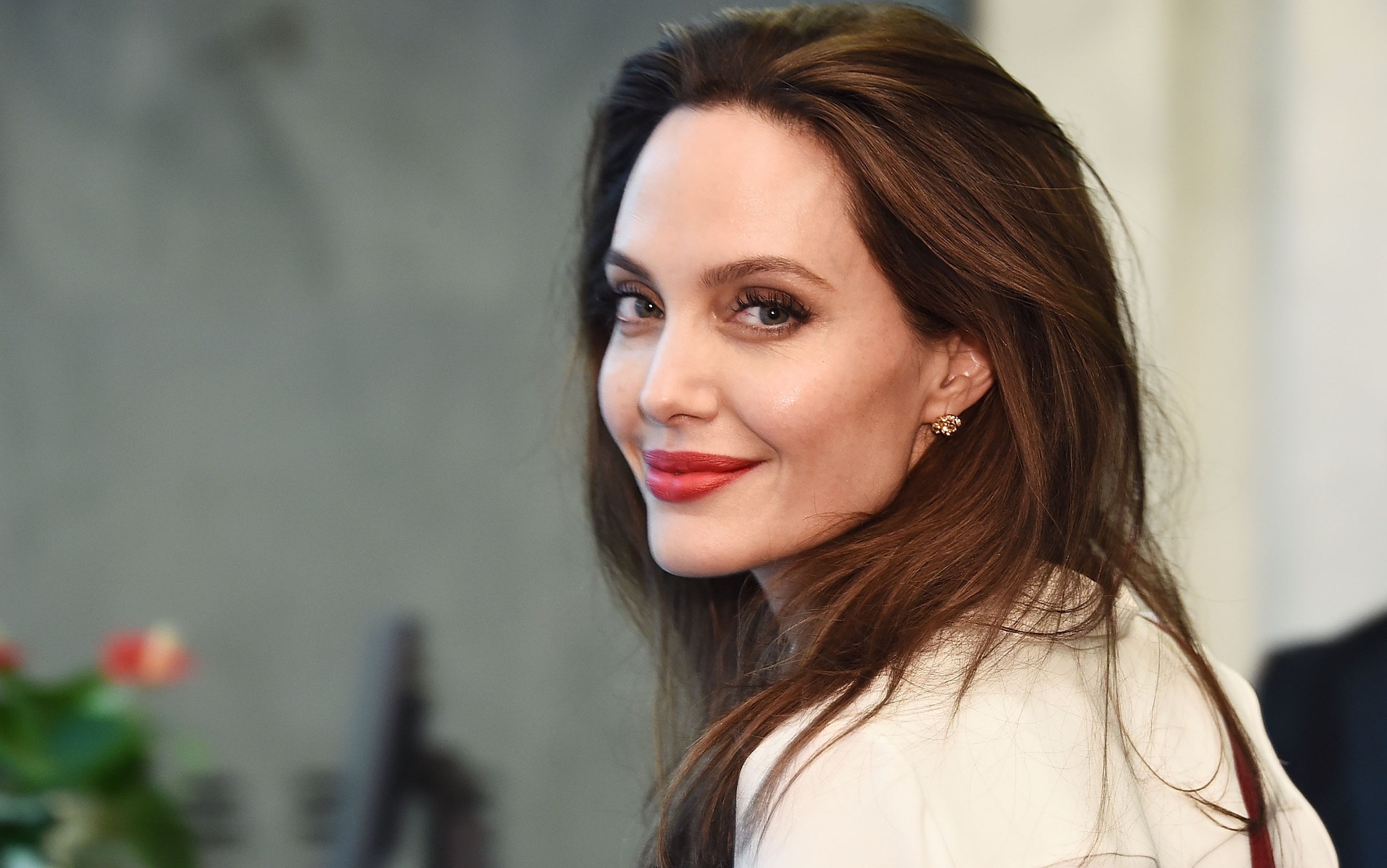 thoi trang tham do cua Angelina Jolie anh 1