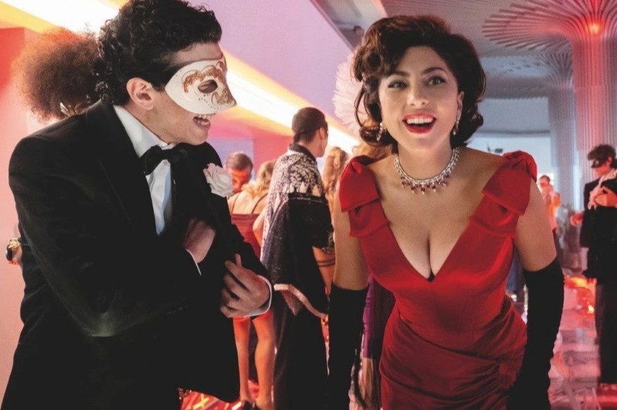 Song gio gia toc phia sau phim 'House of Gucci' hinh anh