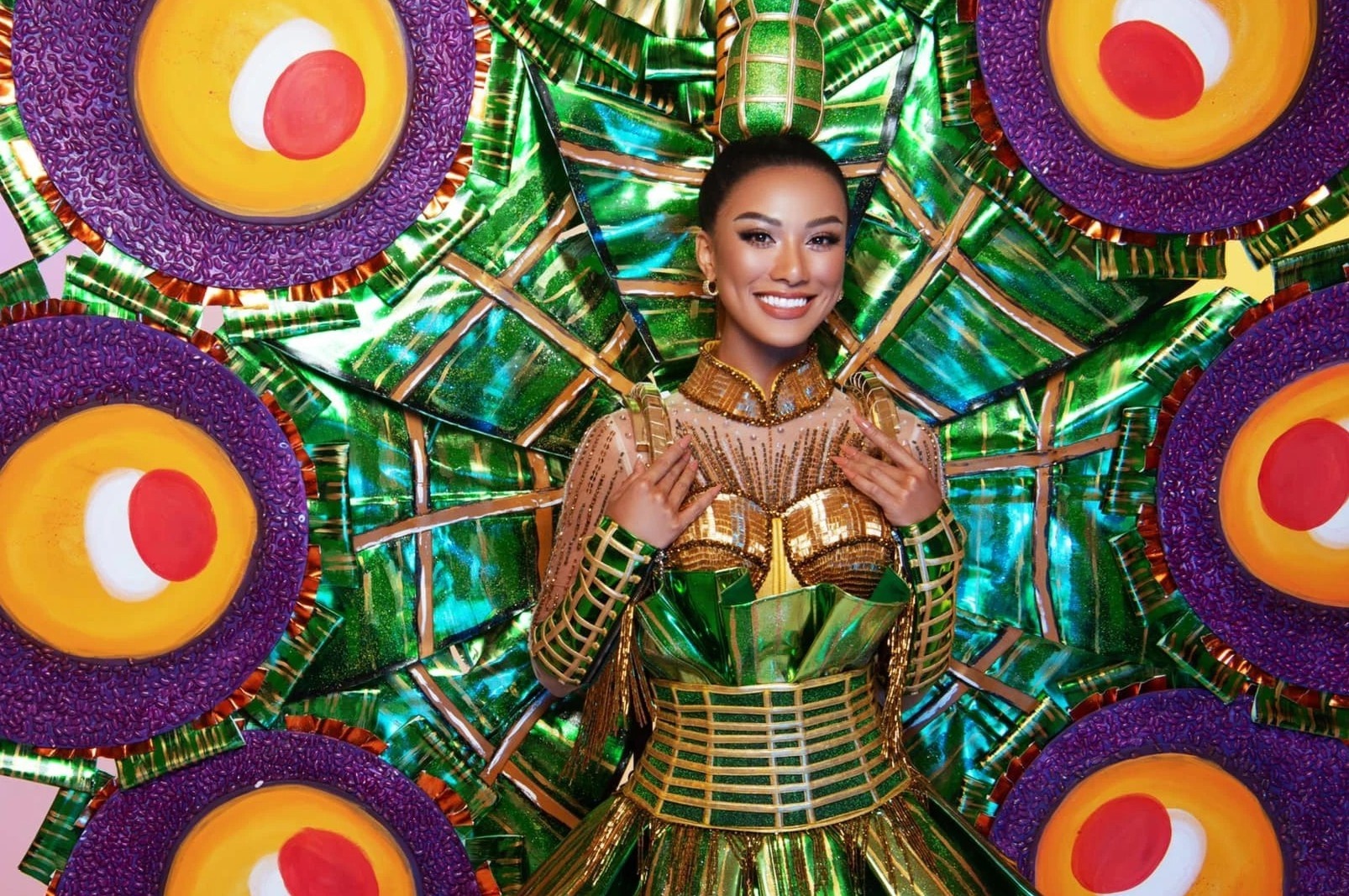 Nha thiet ke noi ve trang phuc banh tet cua Kim Duyen hinh anh