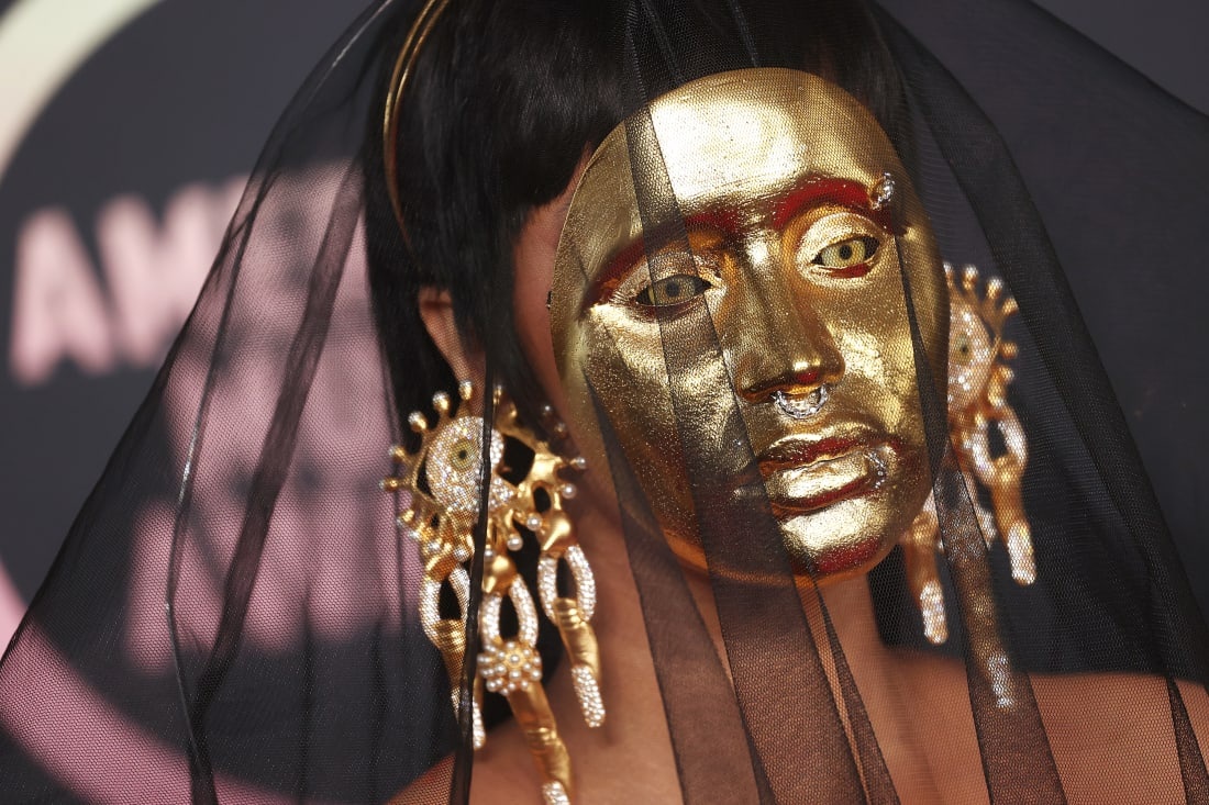 Cardi B deo mat na anh 1