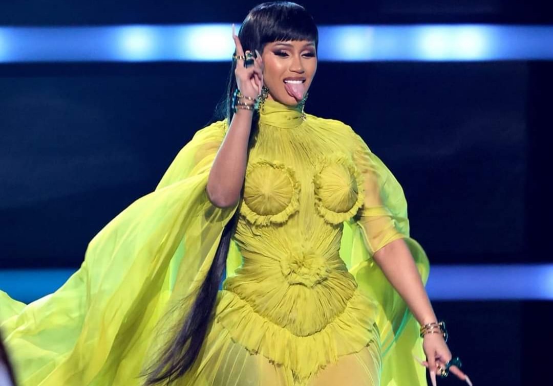 Cardi B thay 8 bo do tai AMA 2021 hinh anh