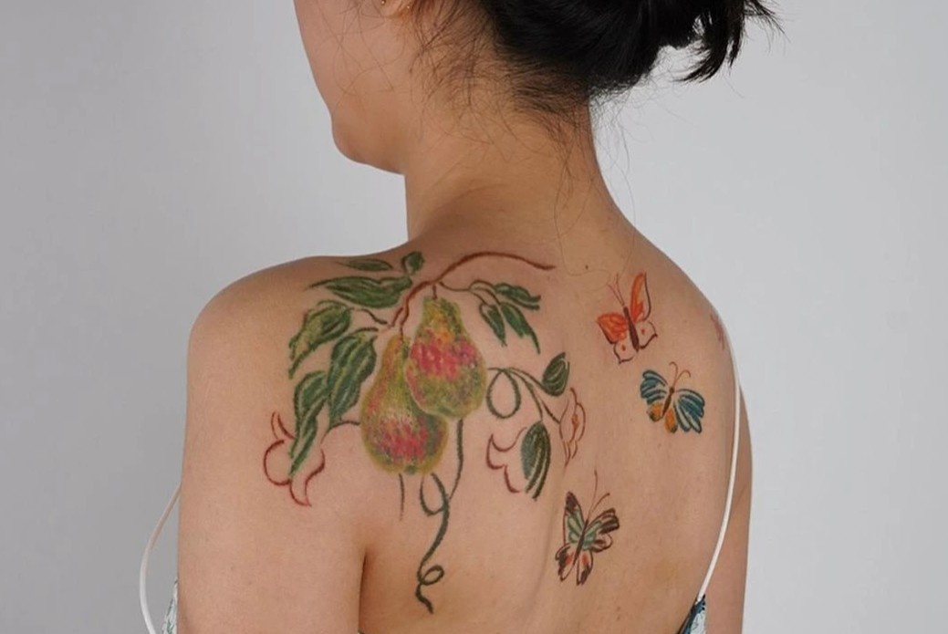 Nu tho xam thich ve hoa len co the nguoi hinh anh