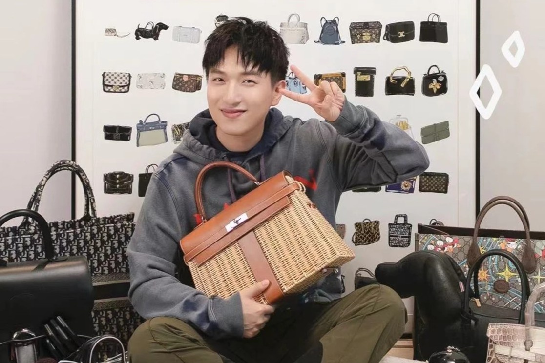 Dan ong thich deo tui nu hinh anh